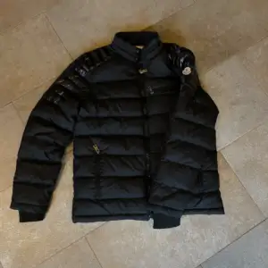 Säljer denna snygga moncler jacka i storlek L för endast 800🤩