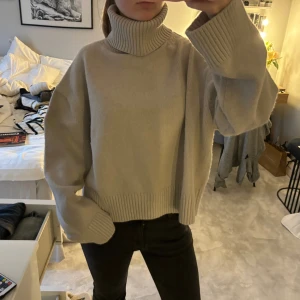 Stickad polotröja  - Stickad polotröja från hm! Jätte bra skick använd ca 2-3 gånger ❤️ pris kan diskuteras vid snabbt köp! 🥰