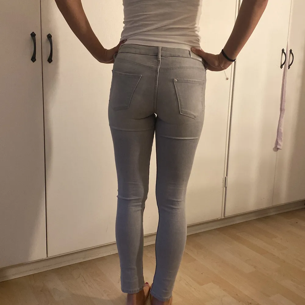 Ljusgråa skinnyjeans. Storlek 158. Jeans & Byxor.