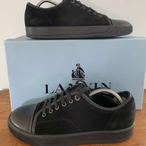 Lanvin skor - Hej, Säljer nu mina super snygga och trendiga skor från Lanvin. De är i storlek UK8 som passar 43. Nypris~5000 mitt pris 2199kr. Box medföljer. Självklart äkta. Priset är inte hugget i sten, tveka inte att höra av dig vid eventuell frågor. 
