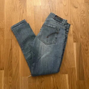 Dondup George - Storlek 32! Ljusblåa med snyggt hål vid knät! Nyskick🙌🏽 Hör av dig vid fler frågor, modellen är 180 o väger 67.