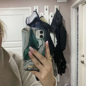 Ideal Of Sweden Skal💚🤍 - Nypris: 350kr. Mitt pris:69kr Helt nytt skick, köpte detta skal till min kusin men köpte till fel iPhone och jag har ingen användning av det💚🤍
