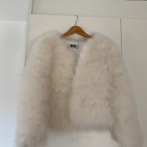 Fjäder jacka - Säljer en jacka gjord av fjädrar från Dennis Magic (säljs inte längre)💞 Finns knäppen så man kan stänga den. Nypris: 1000kr Använd 1-2 gånger