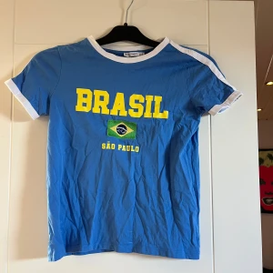 T-shirt brasil - T-shirt från stradivarius med tryck