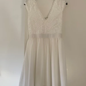 Vit klänning  - Säljer en vit klänning som är perfekt för skolavslutning eller konfirmation💞Använd en gång  Nypris: 600kr