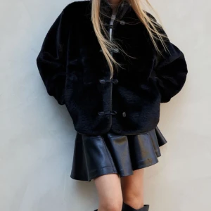 Svart jacka - Svart lurvig jacka ifrån H&M, stolen S