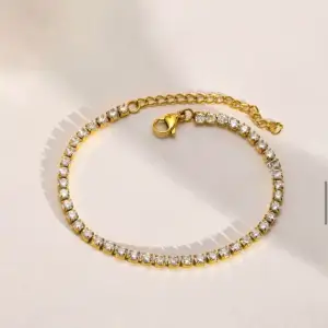 Dainty and delicate tennis bracelet, perfect to wear to feel elegant or give it as a gift to your love ones. 