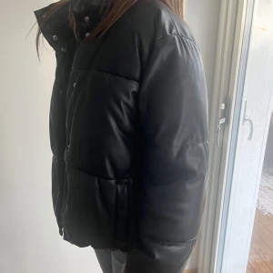 Vinterjacka Vero Moda - Varm vinterjacka från Vero Moda i skinnimmitation. Mycket bra skick förutom ett hål i fickan. 