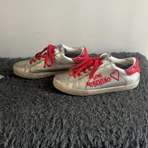 Moschino skor - Storlek 37. Säljer för dom inte kommer till användning längre