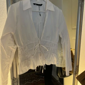 Snygg skjorta - Snygg skjorta med urringning och knytning i midjan, använd 1 gång