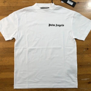Palm Angels T-shirt - Finns storlek S-Xl  Vit och svart finns
