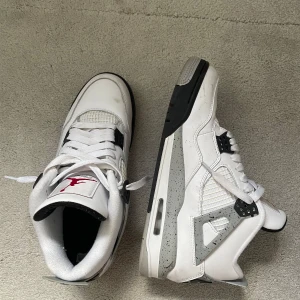 Jordan 4 white cement - sköna och snygga jordan 4’s säljer pga att jag inte använder de så mycket längre har haft sen förra sommaren och använt en del men inga skador eller smuts som inte går att ta bort om man vill. billiga