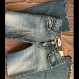 Flared Lee jeans - Skit snygga bootcut jeans från Lee i en tvättad blå färg. Säljer pågrund av att de är för korta så skulle tro att de passar någon som är ca 160. Sitter jättesnyggt på och har flare längst nere! De är i väldigt bra skick och har måtten 26/30 (xs/s) 💞