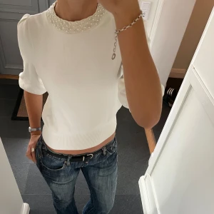 Vit stickad topp med pärlor - Vit stickad trekvartsärmad tröja från H&M i storlek S. Väldigt fint skick, som ny. Använd gärna köp nu!