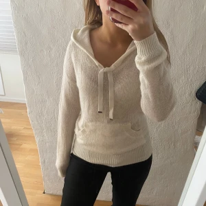 Stickad hoodie - Finstickad hoodie, sååå fin 