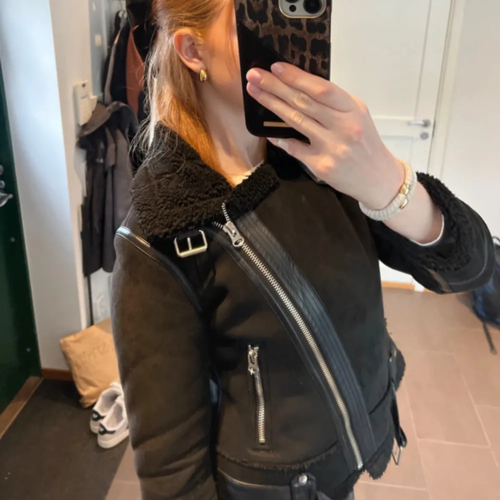 Intressekoll på min snygga Shearlingjacka ifrån Zara. Den har en cool bikerstil med dragkedja och bälte i midjan. Jackan är fodrad med mjuk pälsimitation som gör den perfekt för höst och vinter. Den har långa ärmar och en skön krage. Passar perfekt för en trendig look! Lite kort för mig i armarna (jag är 182). Jackor.