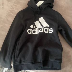Adidas Hoodie  - Använd adidas Hoodie. Bra skick. Pris kan diskuteras 