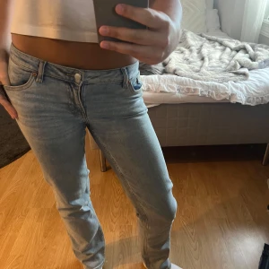 Lågmidjade jeans - Jättefina jeans från monki som inte kommer till användning längre :(  Väldigt sparsamt använda!🫶🏻