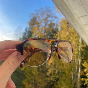 Corlin Eyewear Gelo Cinnamon  - Riktigt sjysta glasögon i väldigt fint skick från Corlin Eyewear. Jag köpte de nya för 1300kr. Priset pga att jag inte har något fodral till den. 
