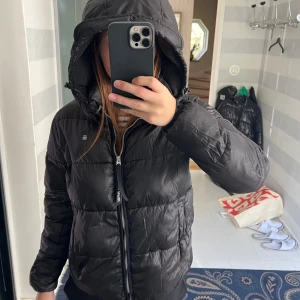 Svart vinterjacka G-står Raw - Köpt från Zalando. Mycket fint skick men väldigt stor i storlek. Har vanligtvis S eller M men var tvungen att ta XL för att den ska sitta bra. 
