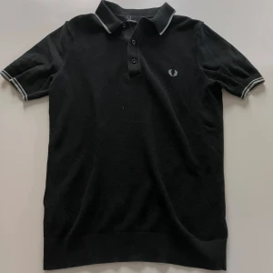 Fred Perry piké  - Fred perry pike. Färg: svart Storlek: xs passar om man är runt 170cm. Skick: 10/10 som ny. Pris: 350 men kan diskuteras. Alla frågar svara på. 