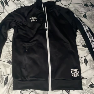 Umbro jacka - Umbro tjocktröja/jacka storlek S 