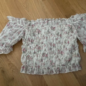 Topp Nelly - Så söt topp från Nelly, med blommor på 🌸