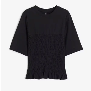 Slutsåld smockad topp från HM - Säljer nu min tröja som är helt slutsåld då den inte kommer till användning längre. Jätte fint skick och har inga defekter. Skriv vid frågor❤️