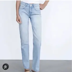 Ljusblå mid waist jeans från Zara i mycket fint skick! 