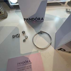 Säljer mitt Pandora armband då det inte kommer till användning. Hyfsat nytt köpt i våras. Tillkommer med tre berlocker var två av de ockwå är från Pandora. Tillkommer box och påse från Pandora. Armbandet är 18cm💞