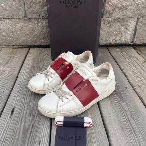 Valentino skor - Säljer nu dessa riktigt snygga valentino open skorna! skick: 8/10 (finns slitningar men de är på insidan och syns inte när man har på sig de). Storlek: 40,5 men sitter större. Tveka inte på att höra av er om ni har några frågor eller funderingar!