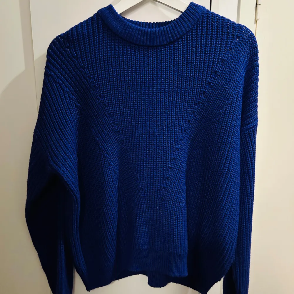Säljer en snygg lila stickad tröja från Esmara. Perfekt för kyliga dagar med sin mysiga och varma känsla. Tröjan har en klassisk design med långa ärmar och en rund halsringning. Passar både till vardags och lite finare tillfällen. . Tröjor & Koftor.