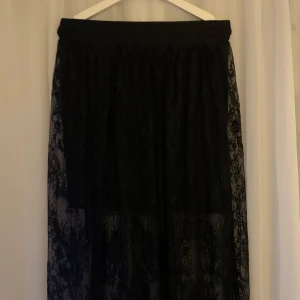 Spets långkjol  - En snygg svart spets lågmidjad långkjol🖤