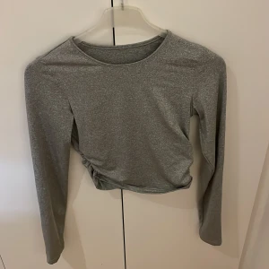 Grå långärmad tröja  - Bra skick passar bra till träning eller vardags 