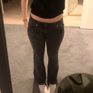 Lågmidjade bootcut jeans  - Lågmidjade bootcut jeans i urtvättade svart/grå,jätte bra skick och dom sitter bra på mig 💕💕