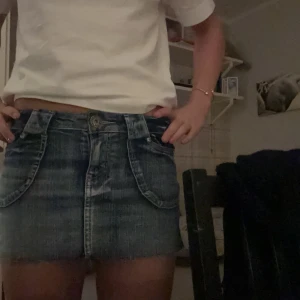 Lågmidjade jeanskjol - Super snygg jeans kjol💕 Säljer för att den inte kommer till användning längre💕