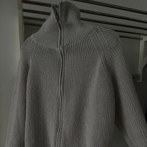 Stickad tröja  - Stickad tröja med dragkedja, kommer inte ihåg vart den här är ifrån..  har använt den ett par gånger men den är i bra skick. 