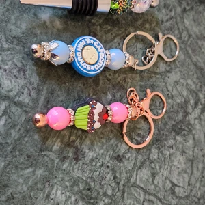 Vinkorkar, nyckelringar, pennor - Diy vinkorkar, nyckelringar och pennor. 50 kr st , två för 90 kr