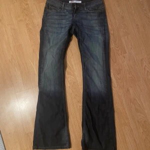 Low waist Only jeans - Jättesnygga jeans från Only som tyvärr var för långa och stora i midjan. De är i bra skick. Passar en längre person. Skrolla ner för mått:)  Midja: 41 cm Grenhöjd: 18 cm Innerbenslängd: 89 cm Ytterbenslängd: 111 cm Benbredd nertill: 24-25 cm
