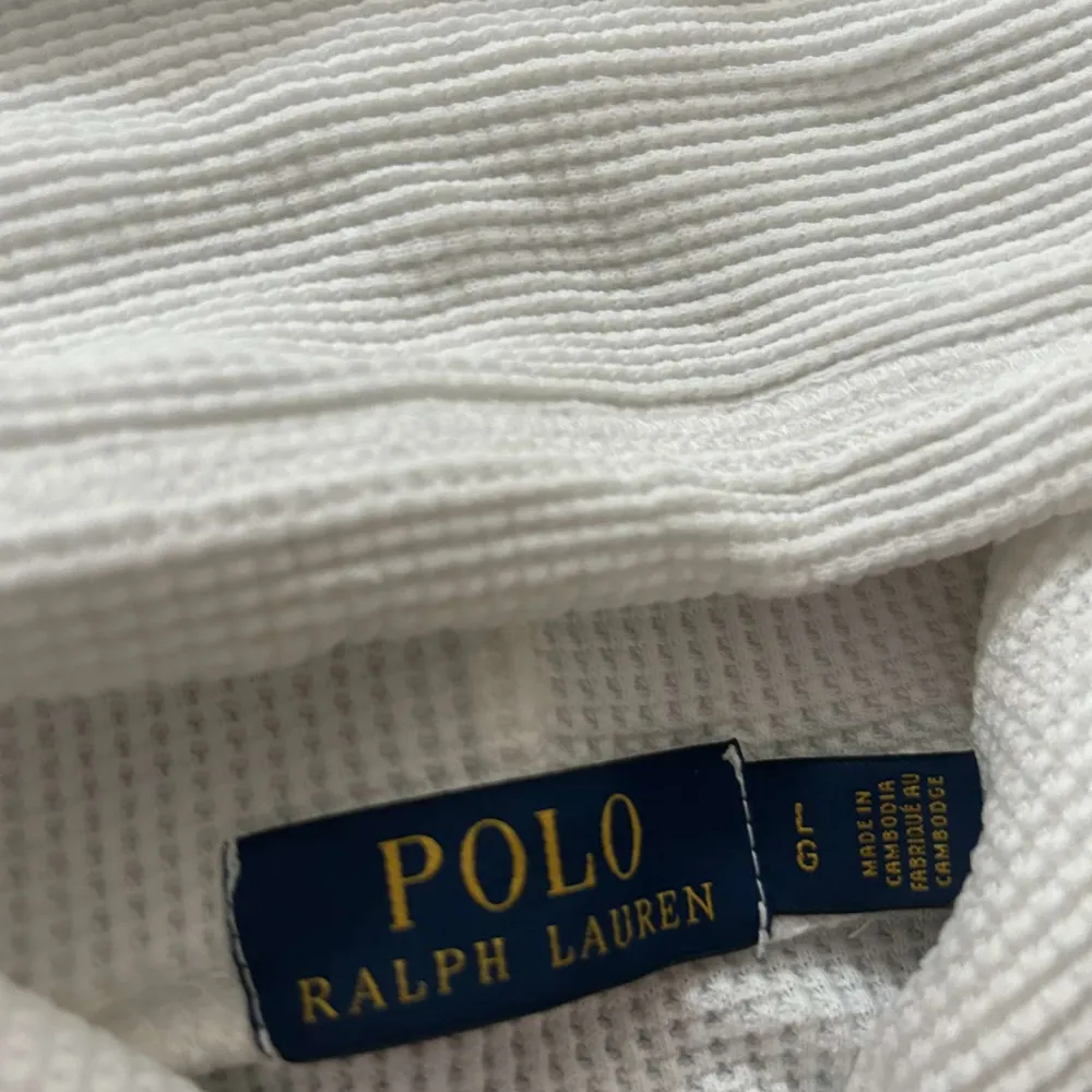 Snygg och skön ralph lauren hoodie. Den är i storlek L men sitter mer som en S.  Nypris 2000kr vårt pris 449kr✅ Fraktar inom 24h📦✅. Hoodies.