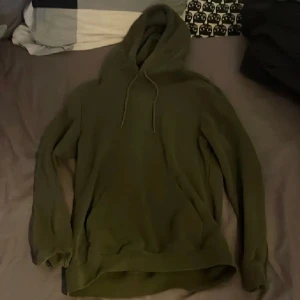 Hoodie från Divided - Skriv vid funderingar, ställ gärna frågor och skriv om ni vill ha fler bilder🤩