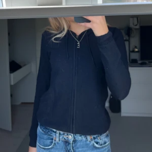 Mörkblå kofta  - Mörkblå kofta med kashmir blend 