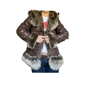 Pälsjacka  - Fuskpäls i mycket bra skick! Fluffig på insidan och varm. 