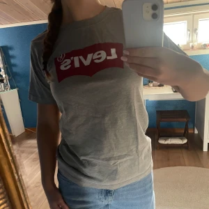 Levi’s t-shirts 2x - Jag säljer nu två t-shirts från Levi’s, en svart och en grå för 300kr (kan förhandla ner priset). Dessa två tröjor är perfekta att ha både till skolan men även till ett par snygga jeans. 
