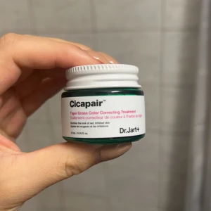 Dr.Jart+ - Dr. Jart cicapair tiger grass color correcting, endast provad men då den blev för ljus för min hudton kan jag inte använda den. Krämen motverkar röda pigment i huden och anpassar sig efter sin hudton. Jag själv har medium/oliv hudton. 