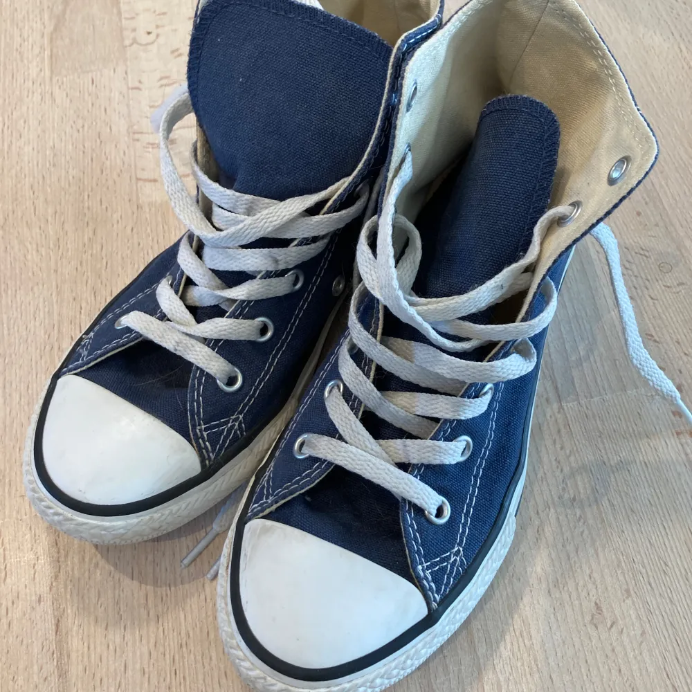 Converse skor blå i strl 34. I gott skick. Lite skavda på loggan bak, se bild. Annars inte slitna varken invändigt eller undertill.. Kengät.