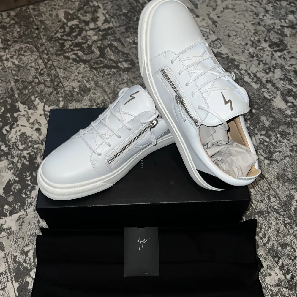 Säljer dessa Giuseppe Zanotti skor som är helt nya och fräscha aldrig använda, Säljer pga av fel storlek och ej möjlighet till retur, box och kvitto finns, Ny pris på dessa skor är 6 541kr . Skor.