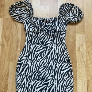 Fin kläning - Snygg sommarklänning, sitter perfekt med formen. Har använt 1 gång.