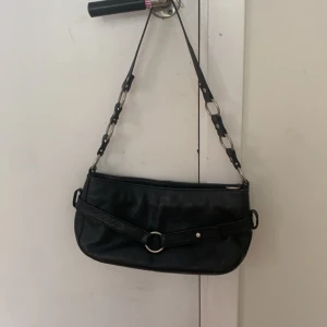 Svart väska - Liten y2k väska. Köpt i Berlin och nästan helt oanvänd, priset går att förhandla💖💖