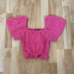 Rosa stickad blus  - Väldigt sött, rosa stickad blus. Passar till event etc. Är väldigt elegant. Ullig, luftig och skön av sig. Kan okså användas på vintern med nån kofta över. :)